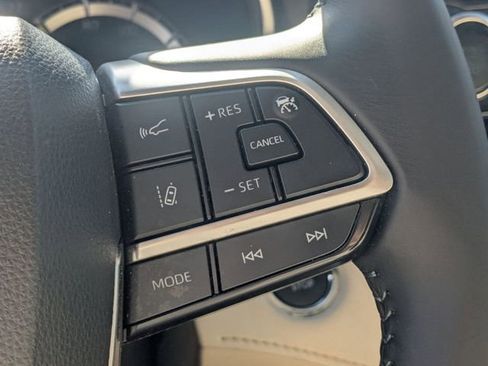 Used 2022 Toyota Highlander XLE image 18