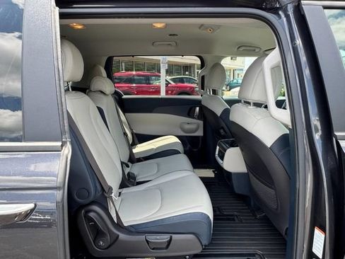 Used 2025 Kia Carnival EX FWD image 10
