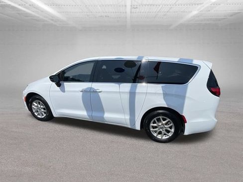 Used 2024 Chrysler Pacifica Touring-L FWD image 12