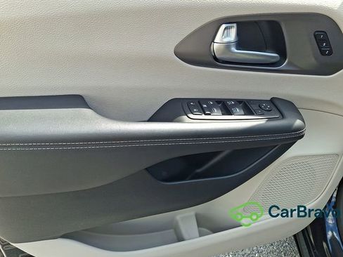 Used 2023 Chrysler Pacifica Touring-L FWD image 13