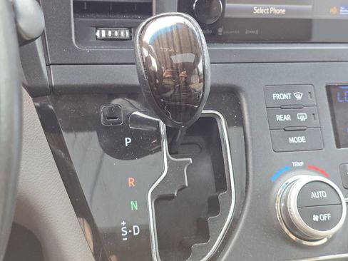 Used 2017 Toyota Sienna XLE FWD image 28