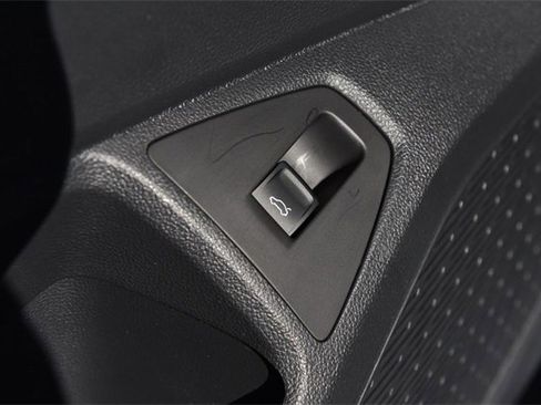 Used 2025 Volkswagen Jetta SE w/ Sunroof Package image 9