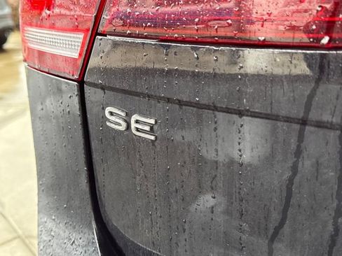 Used 2023 Volkswagen Tiguan SE w/ Panoramic Sunroof Package image 17