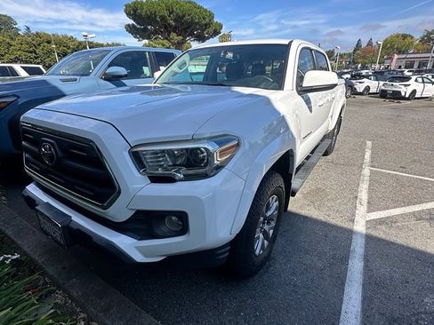 Used 2017 Toyota Tacoma SR5 w/ Tow Package AWD/4WD image 6