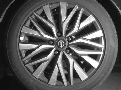 Used 2025 Nissan Altima 2.5 SV FWD image 14