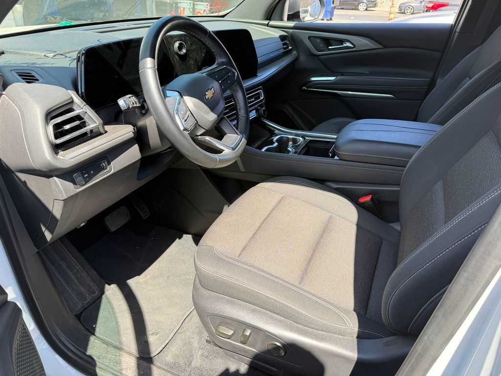 Used 2024 Chevrolet Traverse LT FWD image 13