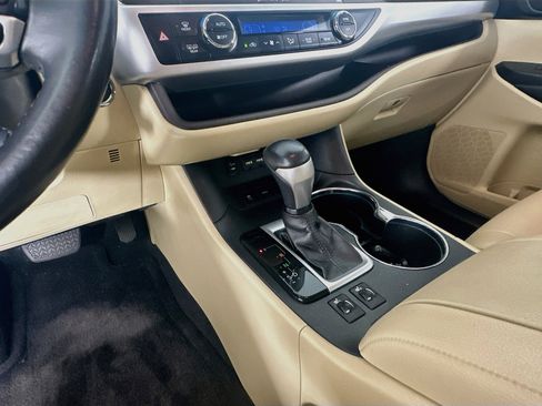 Used 2019 Toyota Highlander XLE FWD image 25