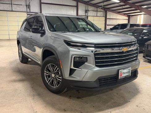 Used 2026 Chevrolet Traverse LT image 1