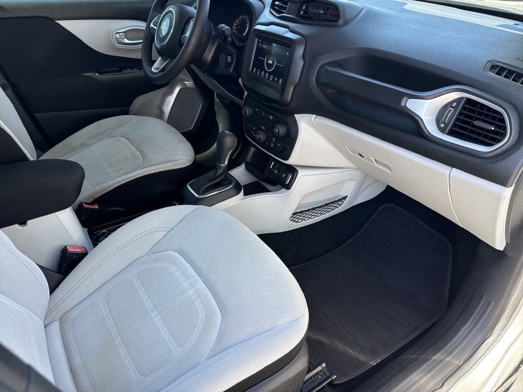 Used 2018 Jeep Renegade Latitude FWD image 31