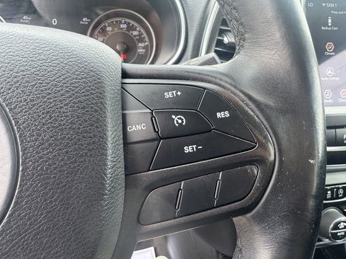 Used 2019 Jeep Cherokee Trailhawk image 11