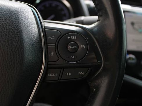 Used 2019 Toyota Camry SE w/ Sunroof Package image 9