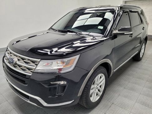 Used 2018 Ford Explorer XLT w/ Equipment Group 201A AWD/4WD image 2