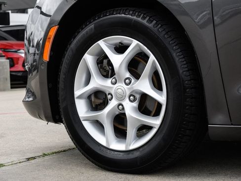 Used 2018 Chrysler Pacifica Touring-L Plus w/ Advanced Safetytec Group FWD image 59