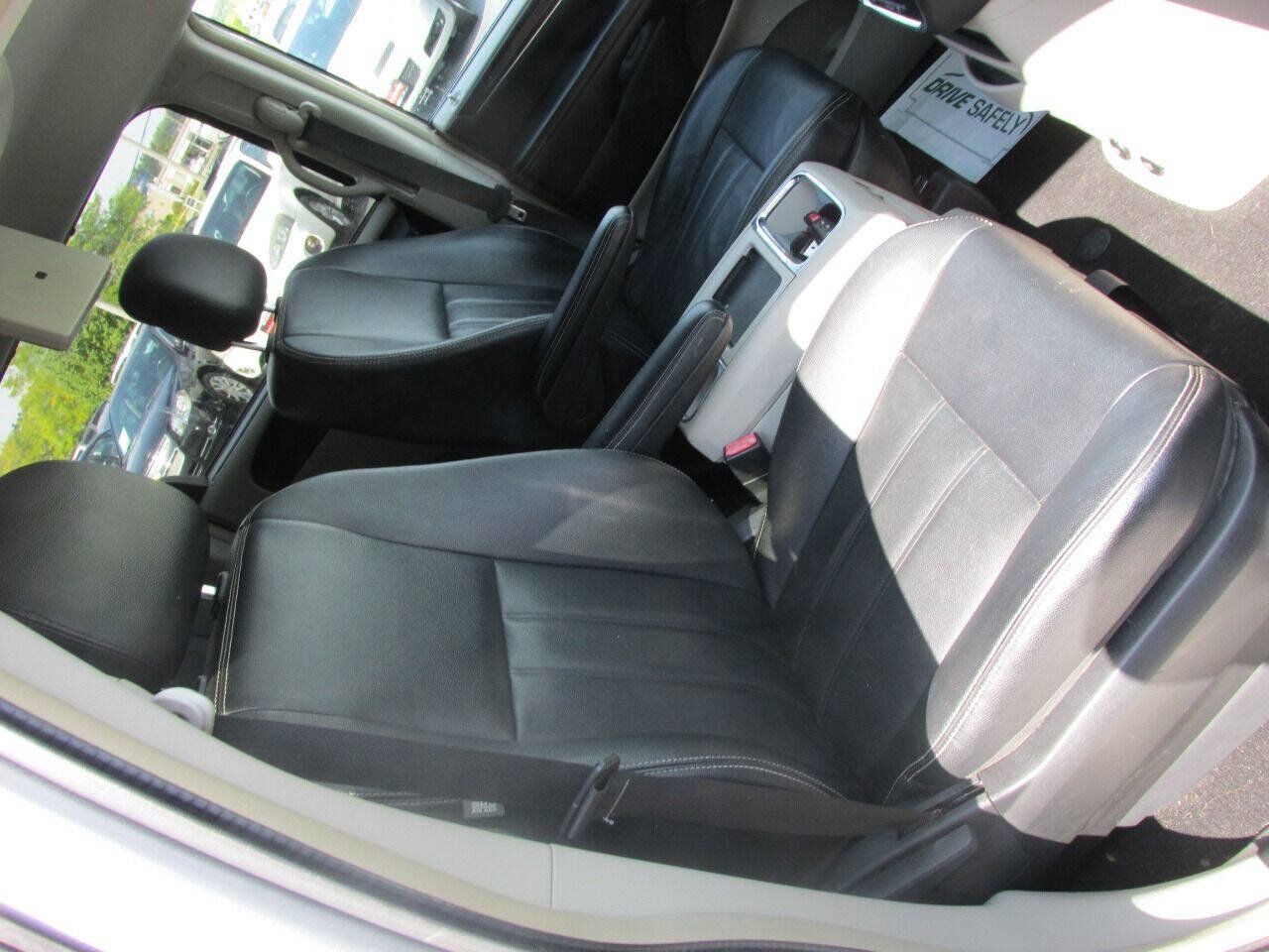 Used 2015 Chrysler Town & Country Touring w/ Driver Convenience Group FWD image 29