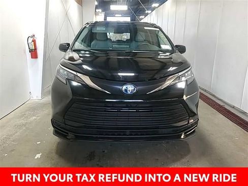 Used 2025 Toyota Sienna LE image 23