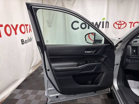 Used 2025 Nissan Pathfinder SL AWD/4WD image 21