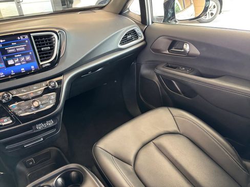 Used 2025 Chrysler Pacifica Select FWD image 34