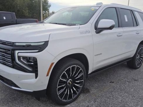 Used 2025 Chevrolet Tahoe High Country AWD/4WD image 3
