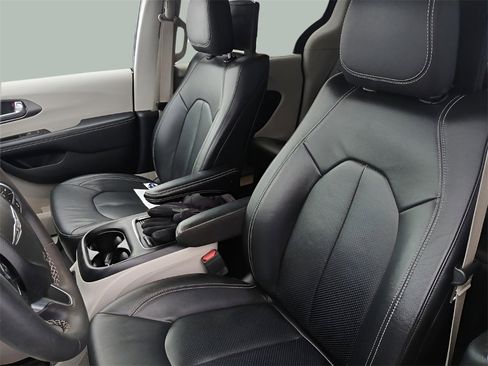 Certified 2022 Chrysler Pacifica Touring-L w/ Uconnect Theater Family Group image 23