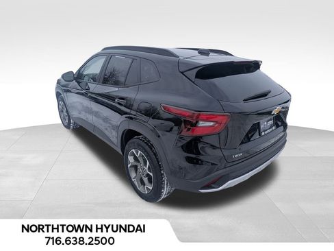 Used 2025 Chevrolet Trax LT image 10