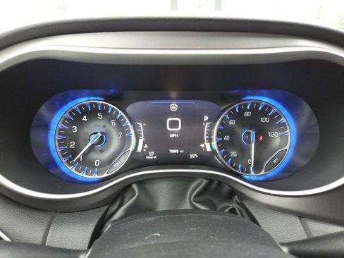 Used 2022 Chrysler Pacifica Touring-L image 17