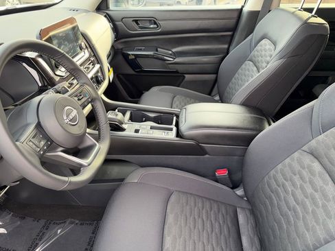 Used 2025 Nissan Pathfinder SV image 9