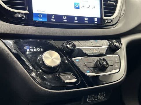 Used 2025 Chrysler Pacifica Select FWD image 24