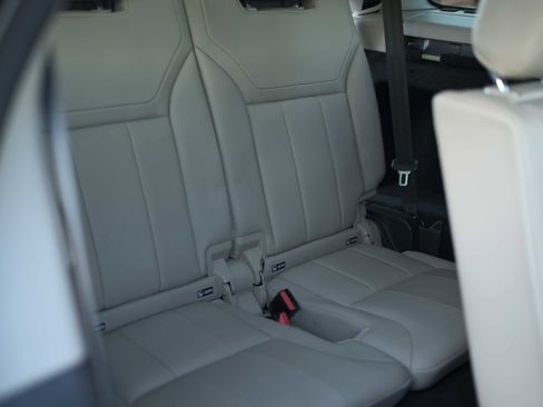 Used 2018 Land Rover Discovery SE image 15