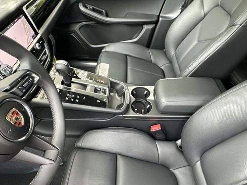 Certified 2025 Porsche Macan AWD/4WD image 16