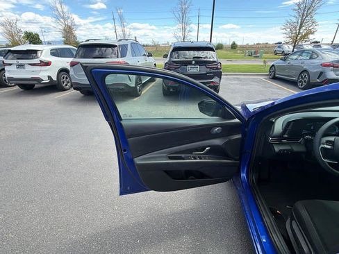 Used 2025 Hyundai Elantra Hybrid FWD image 9