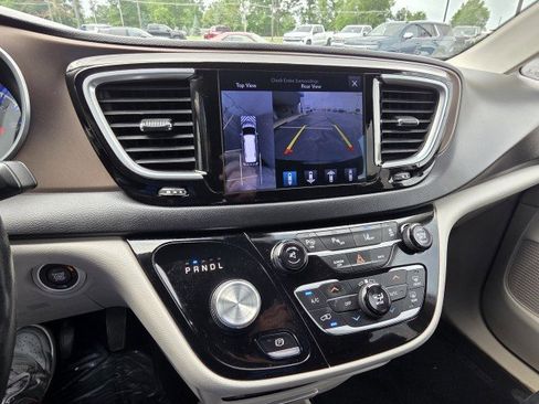 Used 2017 Chrysler Pacifica Touring-L Plus w/ Advanced Safetytec Group FWD image 7