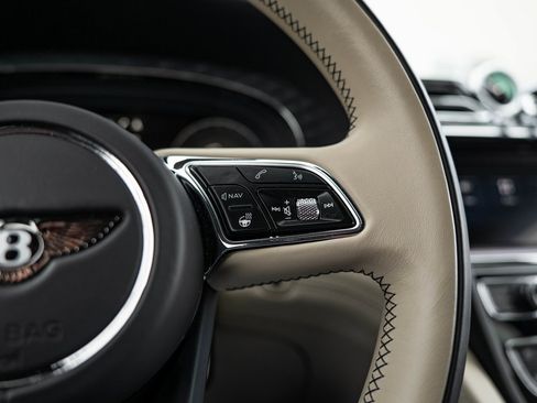 Used 2022 Bentley Bentayga image 22