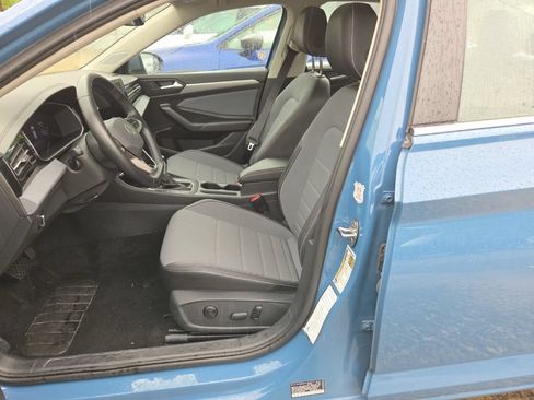 Used 2025 Volkswagen Jetta SE FWD image 3