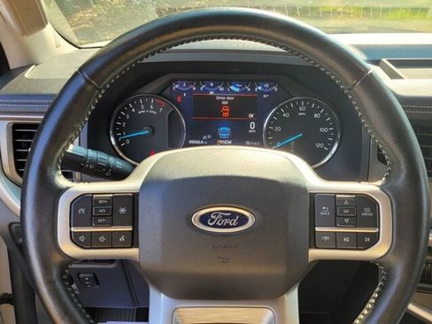 Used 2024 Ford Expedition XLT image 27