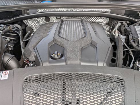 Certified 2025 Porsche Macan image 30