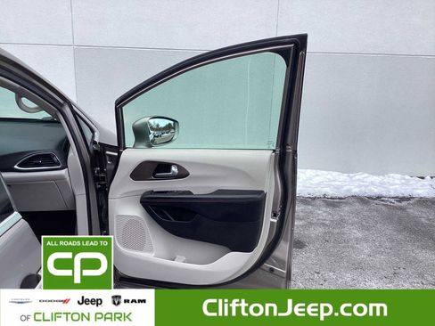 Certified 2018 Chrysler Pacifica Touring-L Plus image 17