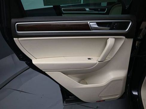 Used 2016 Volkswagen Touareg Sport AWD/4WD image 32