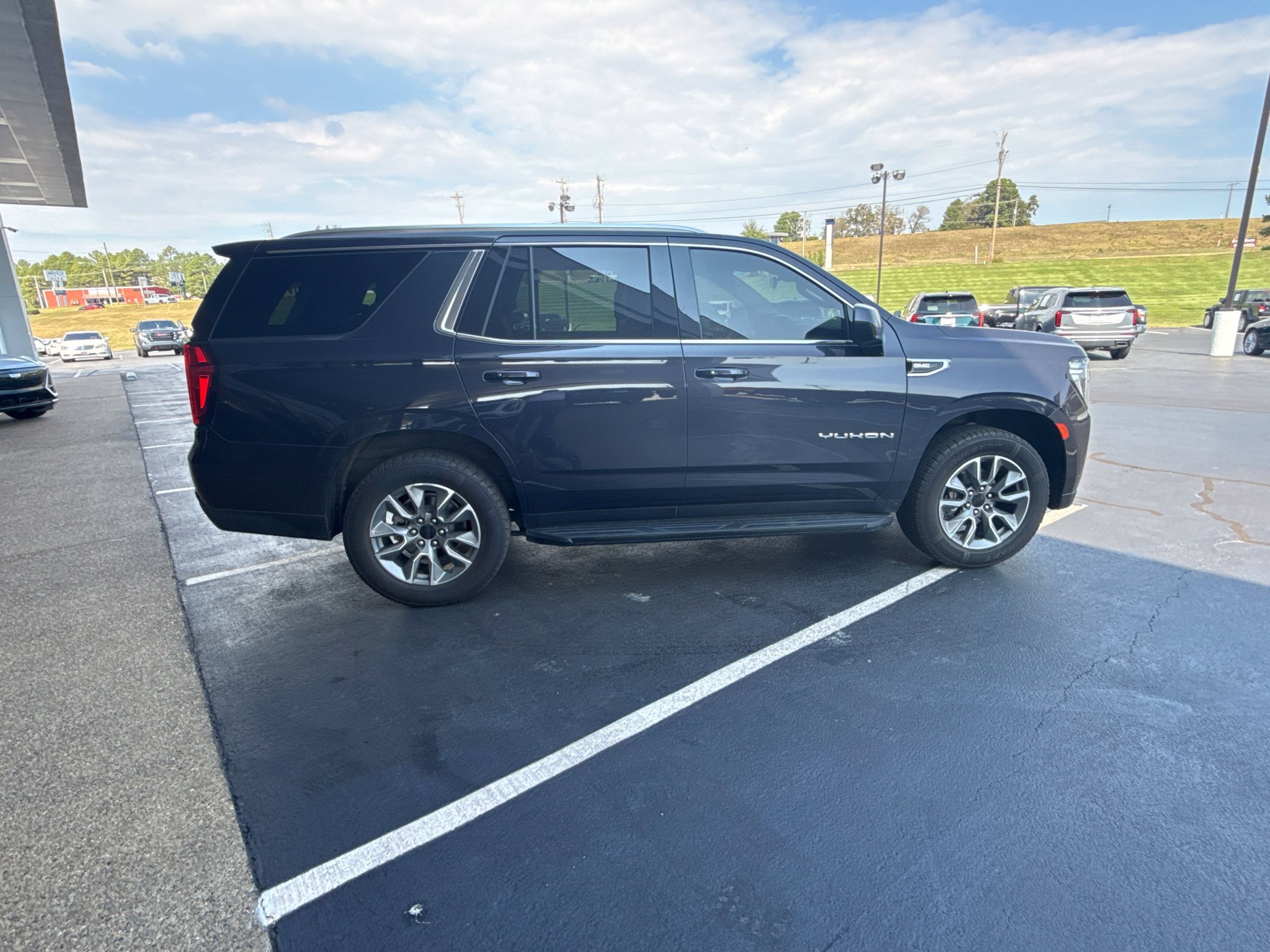 Used 2023 GMC Yukon SLE RWD image 6