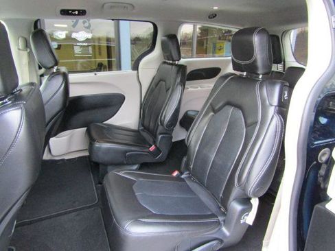 Used 2023 Chrysler Pacifica Touring-L image 12