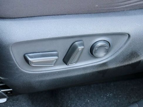 Used 2025 Toyota RAV4 XLE AWD/4WD image 19