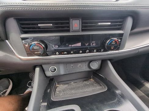 Used 2023 Nissan Rogue SV w/ SV Premium B Package FWD image 18