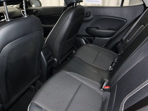 Used 2024 Hyundai Venue Limited FWD image 23