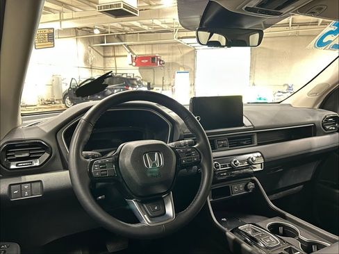 Used 2025 Honda Pilot Elite image 15