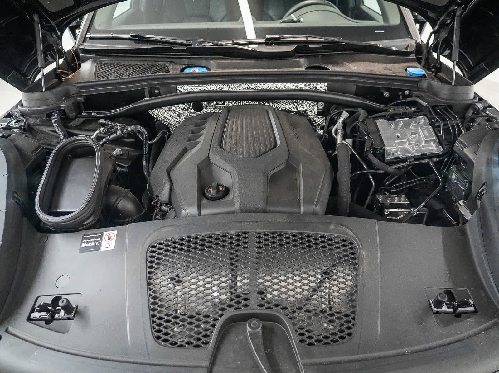 Certified 2026 Porsche Macan AWD/4WD image 28