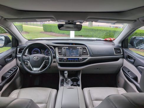 Used 2019 Toyota Highlander Limited Platinum FWD image 29