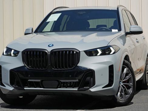Used 2026 BMW X5 xDrive50e w/ M Sport Package AWD/4WD image 3