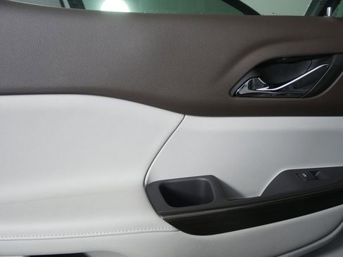 Used 2022 GMC Acadia SLT w/ Preferred Package image 14