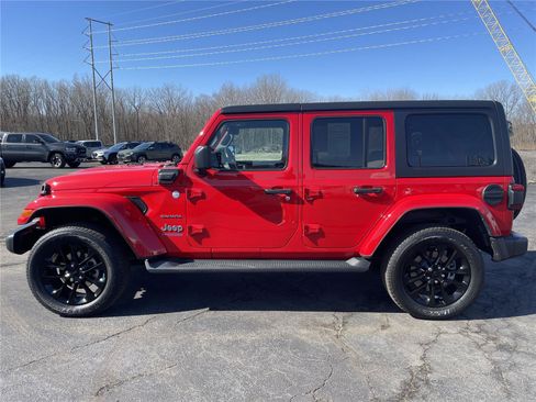 Used 2022 Jeep Wrangler Unlimited Sahara AWD/4WD image 2