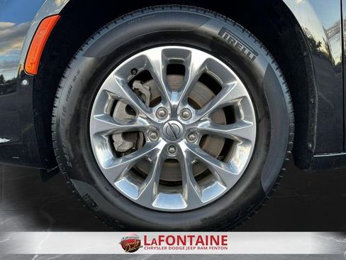 Used 2023 Chrysler Pacifica Touring-L AWD/4WD image 32