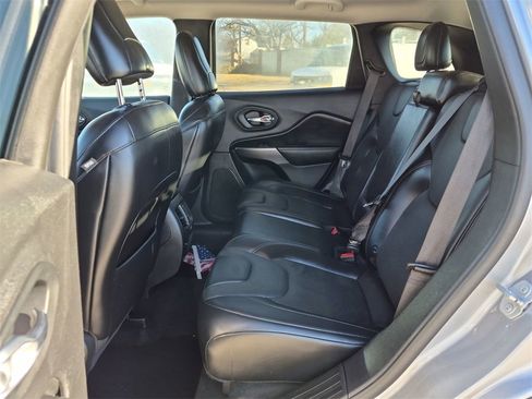 Used 2019 Jeep Cherokee Limited image 21